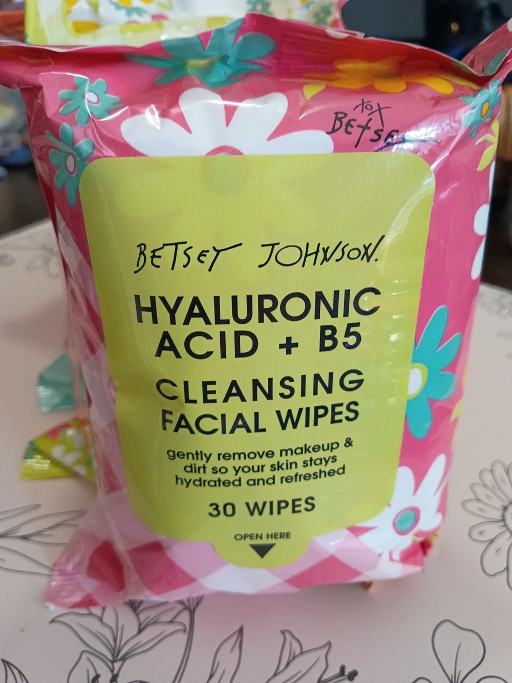 Betsey Johnson 4 Pack Hyaluronic Acid + B5 Cleansing Facial Wipes - Pink NWT